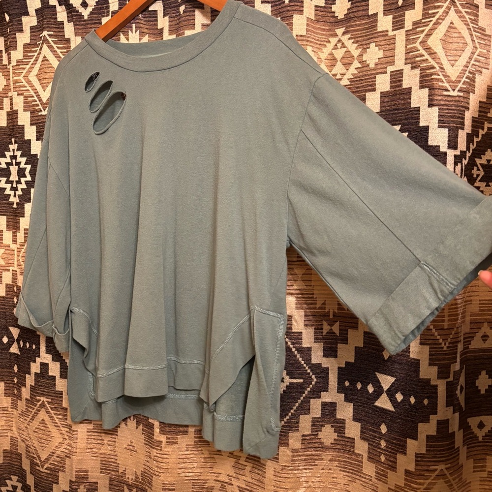 Women’s Umgee Size Large Distressed Three Quarter Sleeve Top, Blue / Green Color - Picture 3 of 9